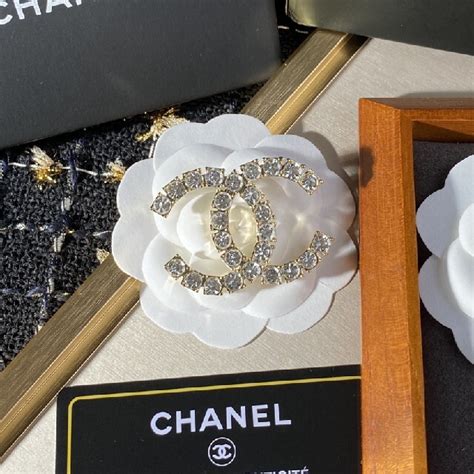 brosa chanel originala|Brooches .